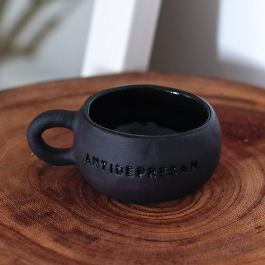 Motto Tasse schwarz „ANTİDEPRESAN“