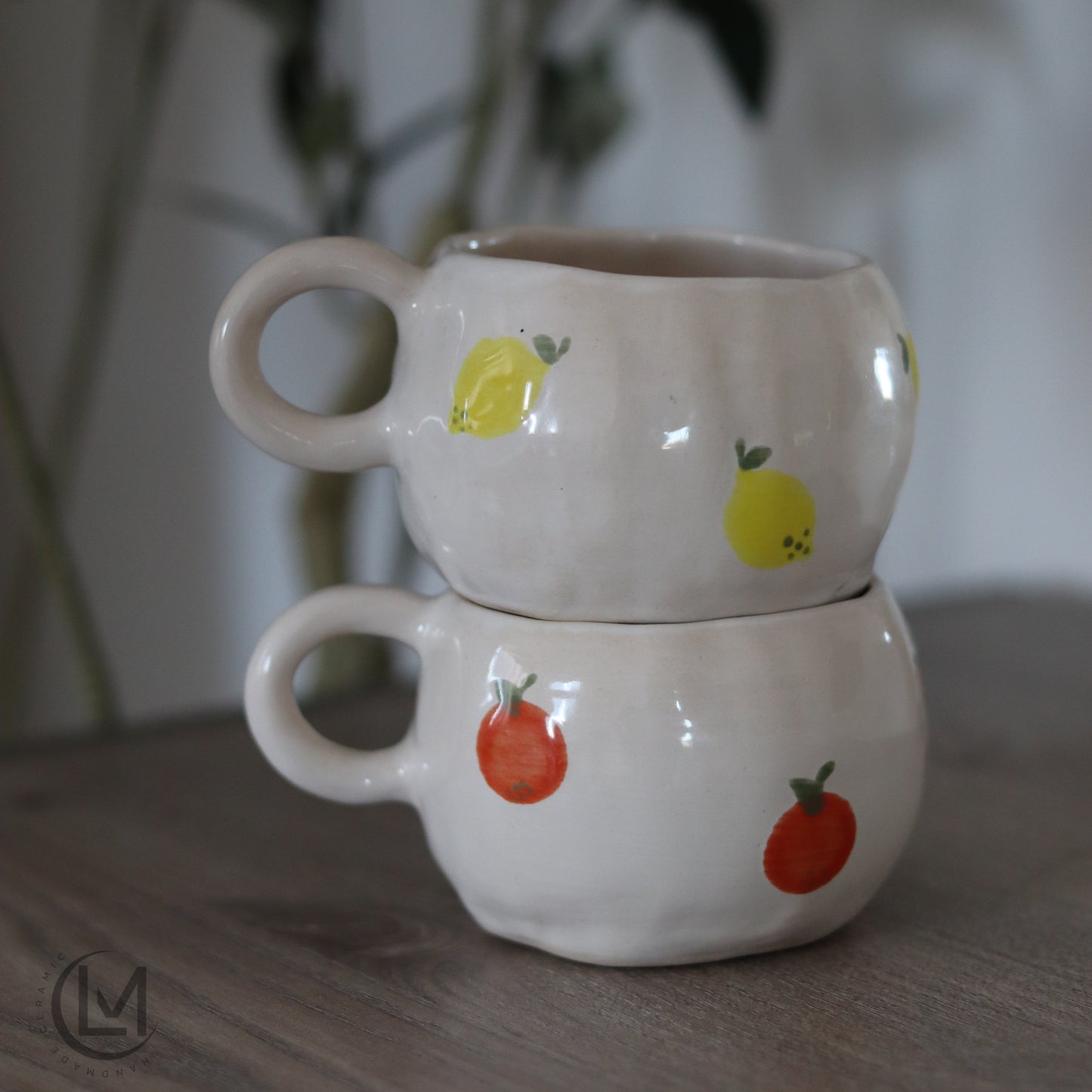 Tasse mit Orangen aus Steingut