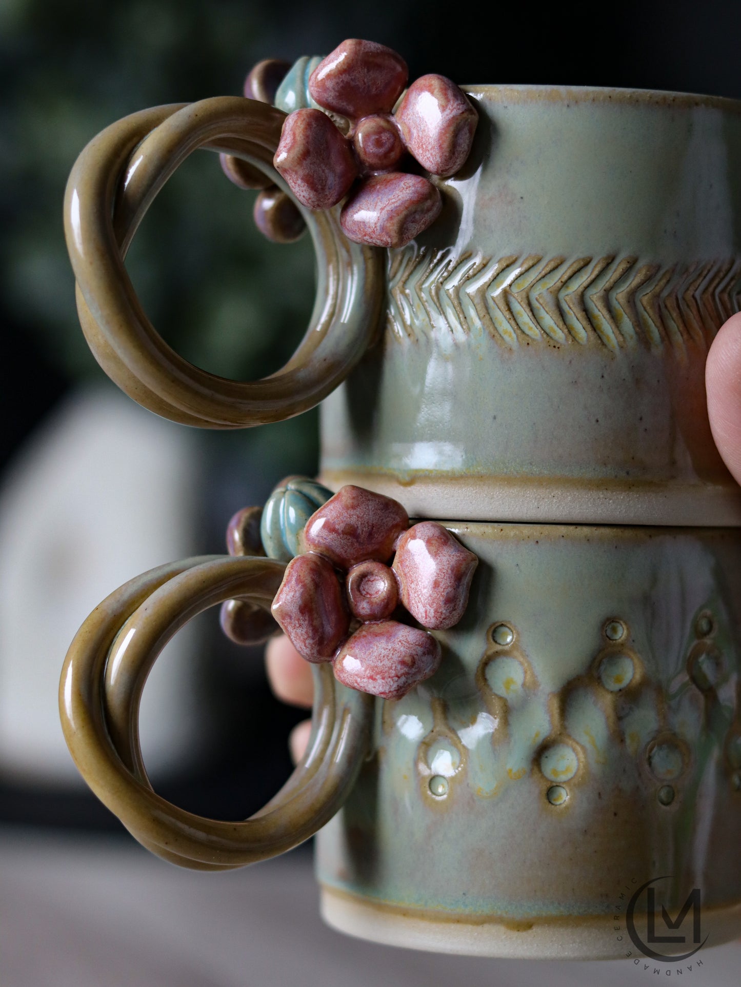 Handgefertigte Steinzeug-Tasse mit einzigartiger Glasur und Blumendekor