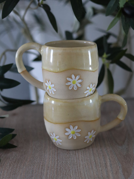 Handgefertigte Tasse mit Gänseblümchen