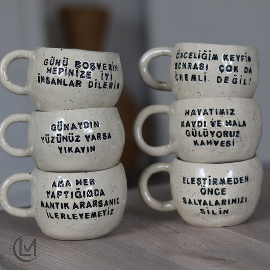 Personalisiert - Handgeformte Motto Tasse beige/schwarz