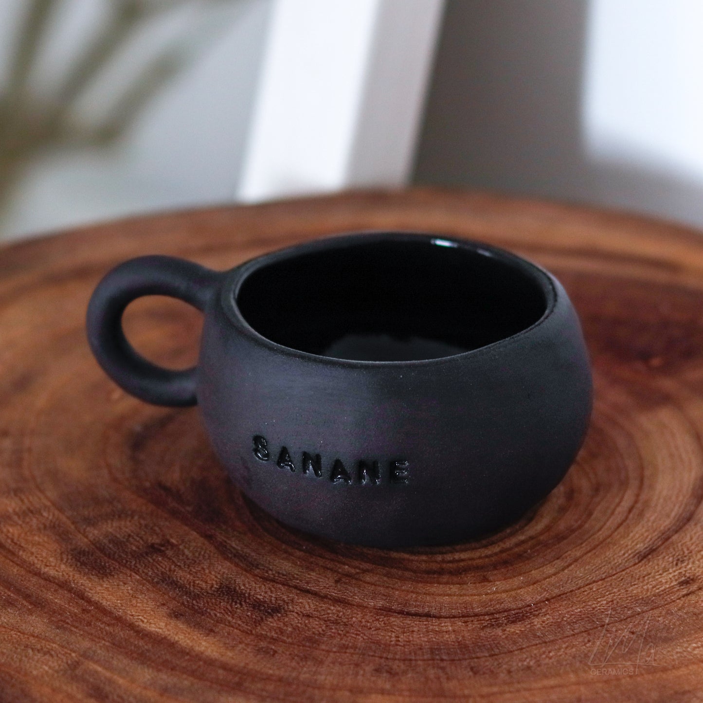 Motto Tasse schwarz „SANANE“