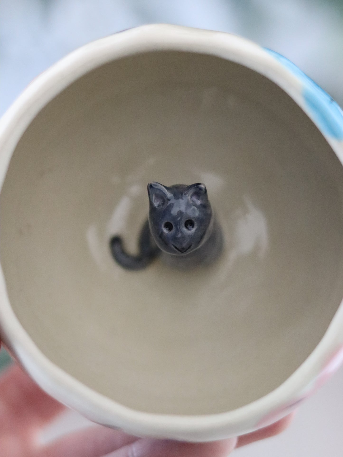 Handgetöpferte Tasse Happiness mit einer Katze