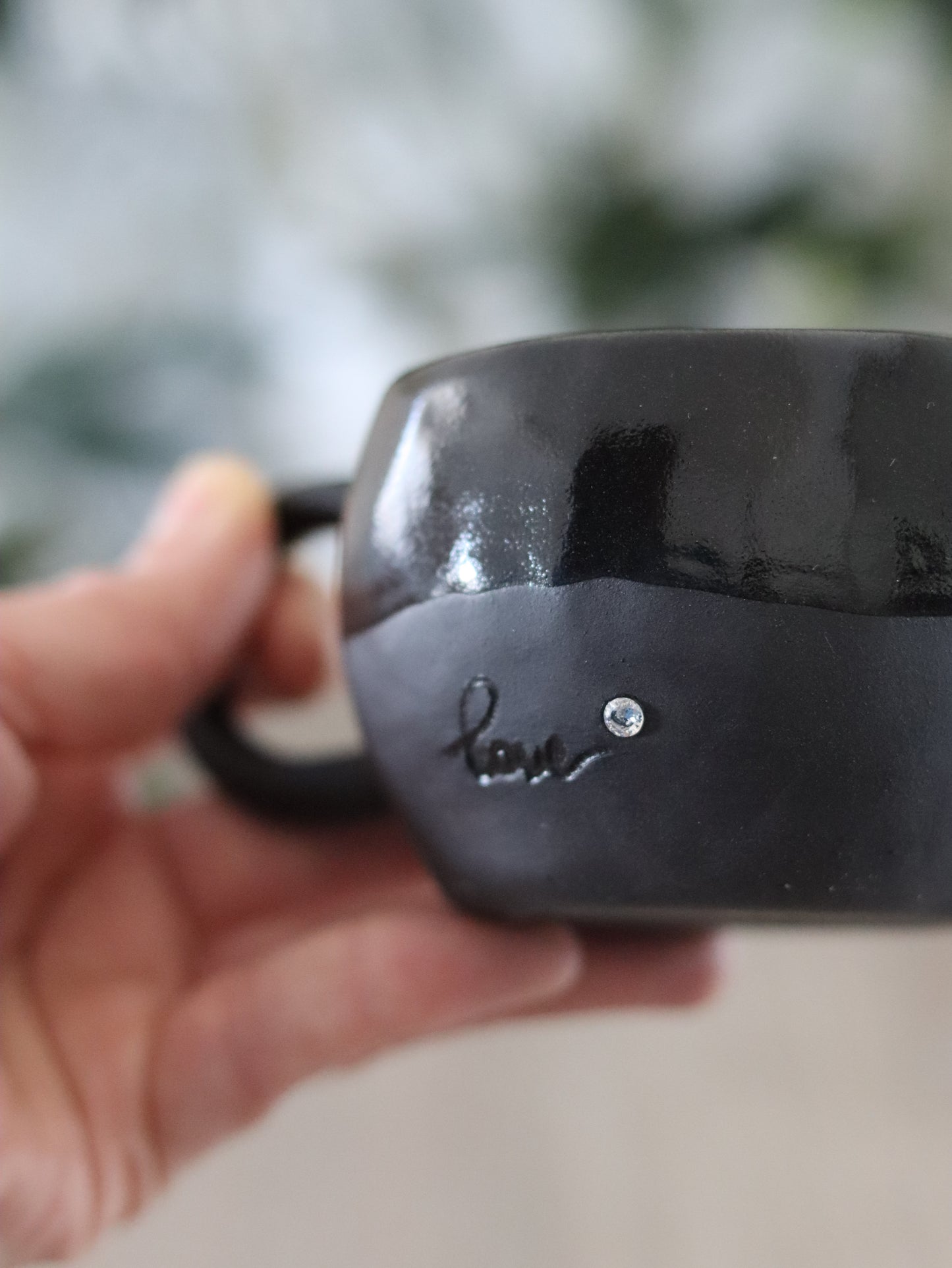 Handgetöpferte Tasse aus schwarzem Steinzeug mit einem Zirkonia Stein