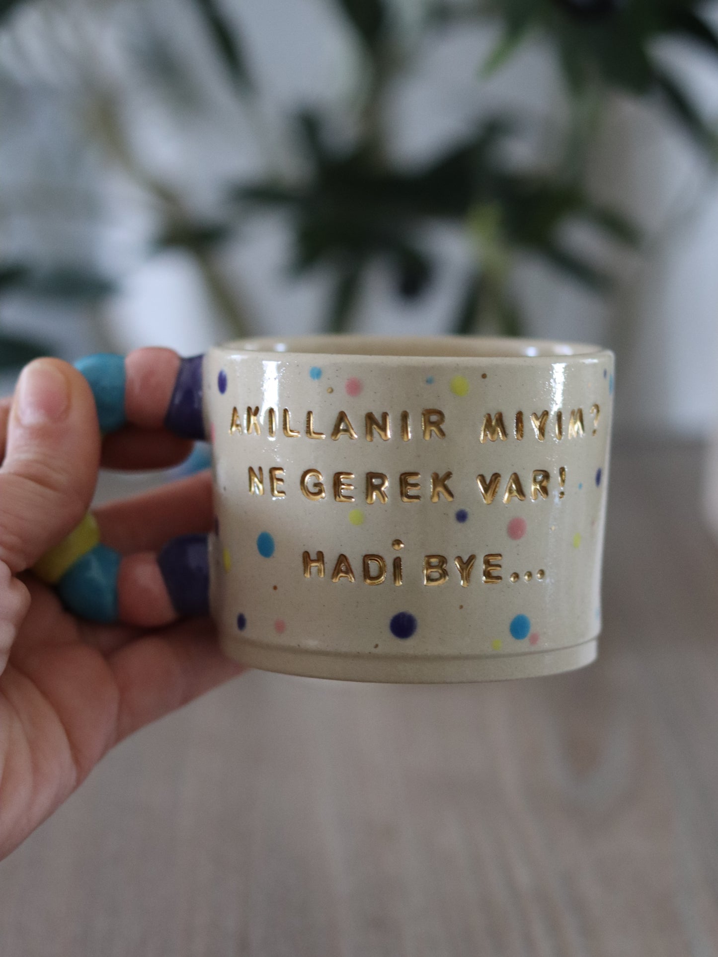 Handgetöpferte Keramiktasse mit Spruch und einem Bubble-Henkel