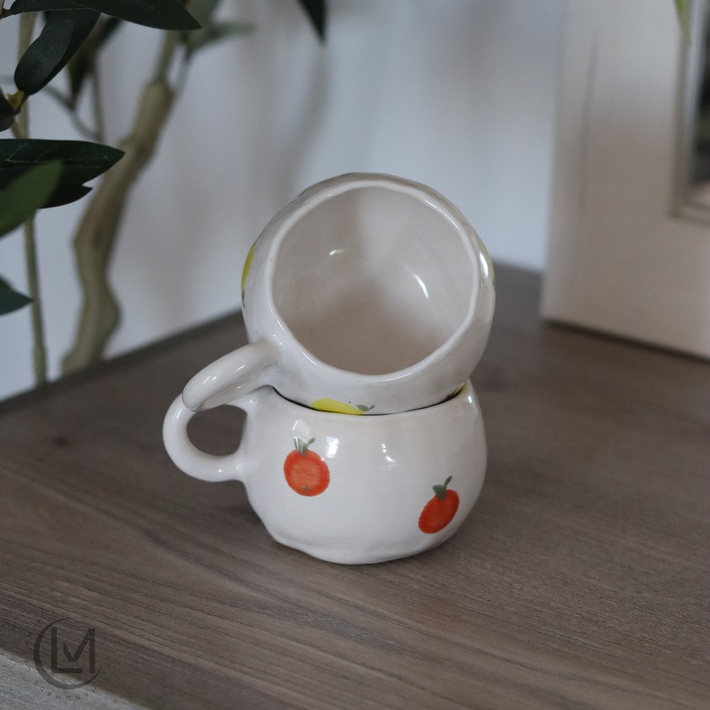 Tasse mit Orangen aus Steingut