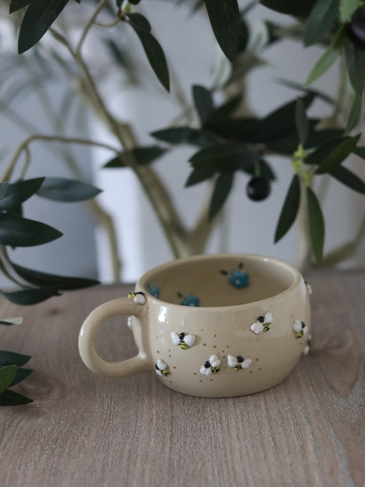 Handgefertigte Tasse mit Bienen und Blüten