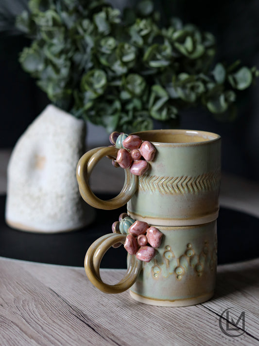 Handgefertigte Steinzeug-Tasse mit einzigartiger Glasur und Blumendekor