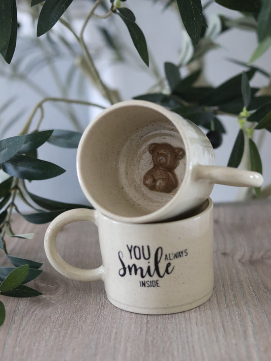 Tasse mit einem coolen Spruch und einem Teddybär in der Tasse