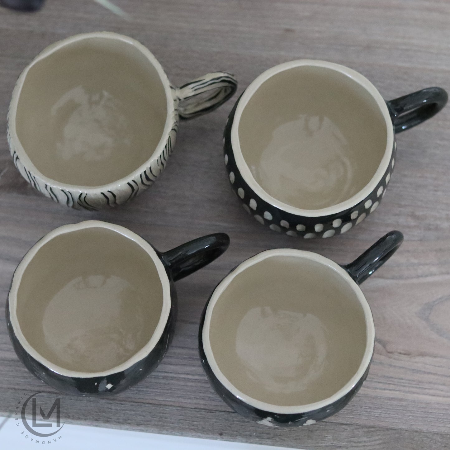 Scrafitto Tasse schwarz „Punkte“