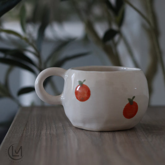 Tasse mit Orangen aus Steingut