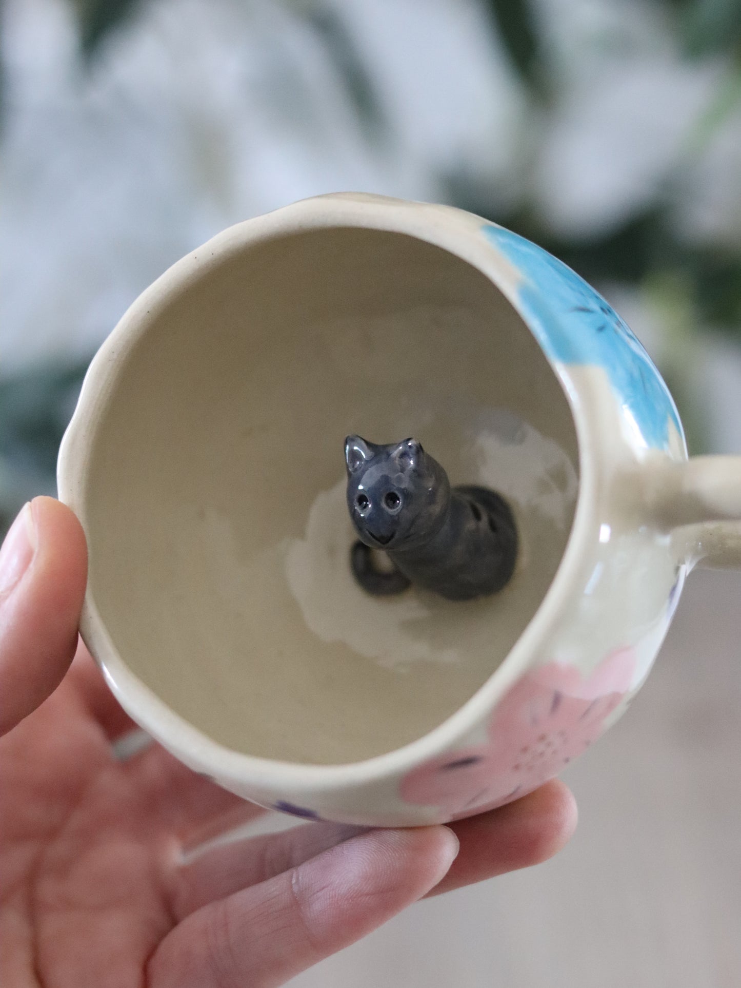 Handgetöpferte Tasse Happiness mit einer Katze