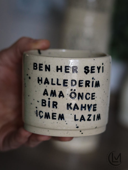 Motto Becher „ben her seyi hallederim ama önce bir kahve icmem lazım“